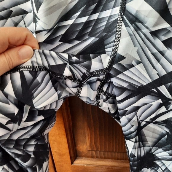 Danskin Now black & white geometric pattern capri length workout gym leggings - Picture 7 of 9